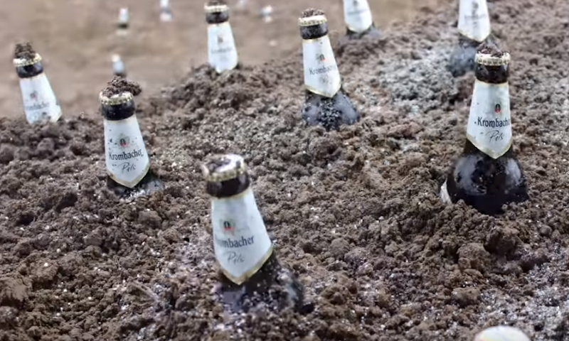 Krombacher bier groeit in de grond // Screenshot Youtube